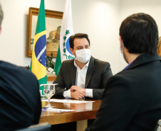 O governador Carlos Massa Ratinho Junior apresentou nesta segunda-feira (11) a ferramenta de atendimento psicológico gratuita disponibilizada pelo Governo do Estado e disse que ela é inovadora e essencial para ajudar as pessoas a enfrentarem medos e dificuldades durante a pandemia do novo coronavírus. 