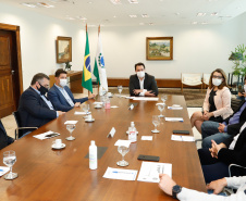 O governador Carlos Massa Ratinho Junior apresentou nesta segunda-feira (11) a ferramenta de atendimento psicológico gratuita disponibilizada pelo Governo do Estado e disse que ela é inovadora e essencial para ajudar as pessoas a enfrentarem medos e dificuldades durante a pandemia do novo coronavírus. 