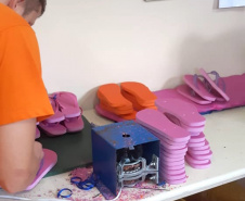 A cada dia, 100 pares de chinelos são produzidas por quatro presos implantados no projeto "Calçando a Vida", desenvolvido na Cadeia Pública de Castro. A unidade, que está sob jurisdição da 2ª Regional do Depen, que tem sede em Ponta Grossa, já produziu 960 itens (ou 480 pares) desde o início do funcionamento, na última quarta-feira (27). Foto: Depen