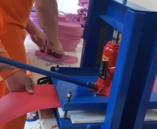 A cada dia, 100 pares de chinelos são produzidas por quatro presos implantados no projeto "Calçando a Vida", desenvolvido na Cadeia Pública de Castro. A unidade, que está sob jurisdição da 2ª Regional do Depen, que tem sede em Ponta Grossa, já produziu 960 itens (ou 480 pares) desde o início do funcionamento, na última quarta-feira (27). Foto: Depen