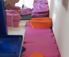A cada dia, 100 pares de chinelos são produzidas por quatro presos implantados no projeto "Calçando a Vida", desenvolvido na Cadeia Pública de Castro. A unidade, que está sob jurisdição da 2ª Regional do Depen, que tem sede em Ponta Grossa, já produziu 960 itens (ou 480 pares) desde o início do funcionamento, na última quarta-feira (27). Foto: Depen