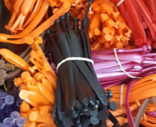 A cada dia, 100 pares de chinelos são produzidas por quatro presos implantados no projeto "Calçando a Vida", desenvolvido na Cadeia Pública de Castro. A unidade, que está sob jurisdição da 2ª Regional do Depen, que tem sede em Ponta Grossa, já produziu 960 itens (ou 480 pares) desde o início do funcionamento, na última quarta-feira (27). Foto: Depen