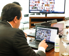 O governador Carlos Massa Ratinho Junior fez uma videoconferência nesta terça-feira (12) com o grupo YPO (Young Presidents Organization) e apresentou um panorama das principais ações do Estado na área da saúde e as perspectivas de retomada da economia depois do pico da Covid-19.

