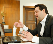 O governador Carlos Massa Ratinho Junior fez uma videoconferência nesta terça-feira (12) com o grupo YPO (Young Presidents Organization) e apresentou um panorama das principais ações do Estado na área da saúde e as perspectivas de retomada da economia depois do pico da Covid-19.
