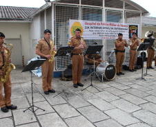 Banda de Música da PM faz homenagem para enfermeiros do Hospital da PM no Dia Internacional da Enfermagem. Foto:PMPR