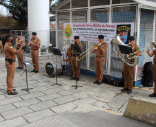 Banda de Música da PM faz homenagem para enfermeiros do Hospital da PM no Dia Internacional da Enfermagem. Foto:PMPR