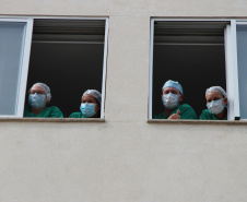 Banda de Música da PM faz homenagem para enfermeiros do Hospital da PM no Dia Internacional da Enfermagem. Foto:PMPR