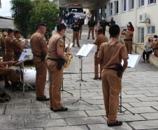Banda de Música da PM faz homenagem para enfermeiros do Hospital da PM no Dia Internacional da Enfermagem. Foto:PMPR