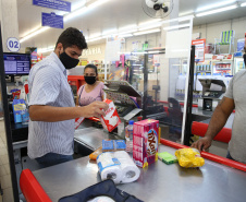 Utilizacao do Cartao Comida Boa  nesta terça-feira (12), em  Supermercado na cidade de Sarandi. O programa visa atender pessoas em vulnerabilidade social durante a Pandencia de Covid19.   12/05/2020 -  Foto: Geraldo Bubniak/AEN