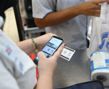 Utilizacao do Cartao Comida Boa  nesta terça-feira (12), em  Supermercado na cidade de Sarandi. O programa visa atender pessoas em vulnerabilidade social durante a Pandencia de Covid19.   12/05/2020 -  Foto: Geraldo Bubniak/AEN