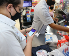 Utilizacao do Cartao Comida Boa  nesta terça-feira (12), em  Supermercado na cidade de Sarandi. O programa visa atender pessoas em vulnerabilidade social durante a Pandencia de Covid19.   12/05/2020 -  Foto: Geraldo Bubniak/AEN