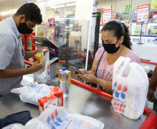 Utilizacao do Cartao Comida Boa  nesta terça-feira (12), em  Supermercado na cidade de Sarandi. O programa visa atender pessoas em vulnerabilidade social durante a Pandencia de Covid19.   12/05/2020 -  Foto: Geraldo Bubniak/AEN
