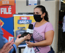 Utilizacao do Cartao Comida Boa  nesta terça-feira (12), em  Supermercado na cidade de Sarandi. O programa visa atender pessoas em vulnerabilidade social durante a Pandencia de Covid19.   12/05/2020 -  Foto: Geraldo Bubniak/AEN