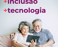 Empregados da Celepar ajudam população a usar tecnologias. Imagem: Celepar