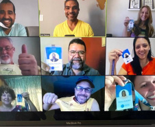 Empregados da Celepar ajudam população a usar tecnologias. Imagem: Celepar