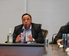 O governador Carlos Massa Ratinho Junior se reuniu nesta segunda-feira (18) por videoconferência com representantes do setor madeireiro do Paraná. Os empresários apresentaram as iniciativas adotadas desde o começo da pandemia para manutenção das atividades e dos empregos, seguindo as orientações do Governo do Estado, e uma pauta para retomada gradual dos investimentos.   Curitiba, 18/05/2020 - Foto: Geraldo Bubniak/AEN
