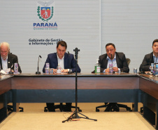 O governador Carlos Massa Ratinho Junior se reuniu nesta segunda-feira (18) por videoconferência com representantes do setor madeireiro do Paraná. Os empresários apresentaram as iniciativas adotadas desde o começo da pandemia para manutenção das atividades e dos empregos, seguindo as orientações do Governo do Estado, e uma pauta para retomada gradual dos investimentos.   Curitiba, 18/05/2020 - Foto: Geraldo Bubniak/AEN