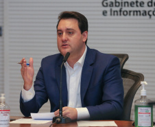 O governador Carlos Massa Ratinho Junior se reuniu nesta segunda-feira (18) por videoconferência com representantes do setor madeireiro do Paraná. Os empresários apresentaram as iniciativas adotadas desde o começo da pandemia para manutenção das atividades e dos empregos, seguindo as orientações do Governo do Estado, e uma pauta para retomada gradual dos investimentos.   Curitiba, 18/05/2020 - Foto: Geraldo Bubniak/AEN