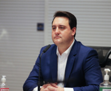 O governador Carlos Massa Ratinho Junior se reuniu nesta segunda-feira (18) por videoconferência com representantes do setor madeireiro do Paraná. Os empresários apresentaram as iniciativas adotadas desde o começo da pandemia para manutenção das atividades e dos empregos, seguindo as orientações do Governo do Estado, e uma pauta para retomada gradual dos investimentos.   Curitiba, 18/05/2020 - Foto: Geraldo Bubniak/AEN