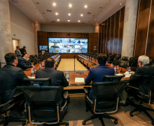 O governador Carlos Massa Ratinho Junior se reuniu nesta segunda-feira (18) por videoconferência com representantes do setor madeireiro do Paraná. Os empresários apresentaram as iniciativas adotadas desde o começo da pandemia para manutenção das atividades e dos empregos, seguindo as orientações do Governo do Estado, e uma pauta para retomada gradual dos investimentos.   Curitiba, 18/05/2020 - Foto: Geraldo Bubniak/AEN