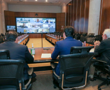 O governador Carlos Massa Ratinho Junior se reuniu nesta segunda-feira (18) por videoconferência com representantes do setor madeireiro do Paraná. Os empresários apresentaram as iniciativas adotadas desde o começo da pandemia para manutenção das atividades e dos empregos, seguindo as orientações do Governo do Estado, e uma pauta para retomada gradual dos investimentos.   Curitiba, 18/05/2020 - Foto: Geraldo Bubniak/AEN