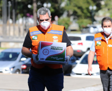 Entrega de cesta básica no drive-thru montado em Curitiba (Palácio Iguaçu). O projeto CESTA SOLIDÁRIA PARANÁ tem como objetivo principal mobilizar os funcionários do Estado do Paraná a participarem voluntariamente de uma ação de doação de cestas básicas. Curitiba - 18/05/2020 - Foto: Geraldo Bubniak/AEN