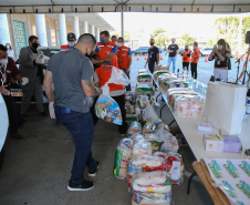 Entrega de cesta básica no drive-thru montado em Curitiba (Palácio Iguaçu). O projeto CESTA SOLIDÁRIA PARANÁ tem como objetivo principal mobilizar os funcionários do Estado do Paraná a participarem voluntariamente de uma ação de doação de cestas básicas. Curitiba - 18/05/2020 - Foto: Geraldo Bubniak/AEN