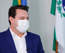 O Paraná iniciou nesta semana a estratégia para a testagem em massa da população para a Covid-19. A informação foi confirmada nesta segunda-feira (18) pelo governador Carlos Massa Ratinho Junior, em entrevista aos telejornais Meio-Dia Paraná e Ric Notícias. A ideia é chegar aos 5 mil testes semanais até o final desta semana e ampliar gradativamente o processamento dos exames.