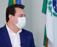 O Paraná iniciou nesta semana a estratégia para a testagem em massa da população para a Covid-19. A informação foi confirmada nesta segunda-feira (18) pelo governador Carlos Massa Ratinho Junior, em entrevista aos telejornais Meio-Dia Paraná e Ric Notícias. A ideia é chegar aos 5 mil testes semanais até o final desta semana e ampliar gradativamente o processamento dos exames.