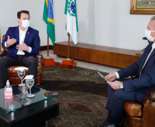 O Paraná iniciou nesta semana a estratégia para a testagem em massa da população para a Covid-19. A informação foi confirmada nesta segunda-feira (18) pelo governador Carlos Massa Ratinho Junior, em entrevista aos telejornais Meio-Dia Paraná e Ric Notícias. A ideia é chegar aos 5 mil testes semanais até o final desta semana e ampliar gradativamente o processamento dos exames.