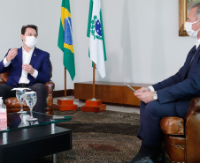 O Paraná iniciou nesta semana a estratégia para a testagem em massa da população para a Covid-19. A informação foi confirmada nesta segunda-feira (18) pelo governador Carlos Massa Ratinho Junior, em entrevista aos telejornais Meio-Dia Paraná e Ric Notícias. A ideia é chegar aos 5 mil testes semanais até o final desta semana e ampliar gradativamente o processamento dos exames.