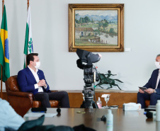 O Paraná iniciou nesta semana a estratégia para a testagem em massa da população para a Covid-19. A informação foi confirmada nesta segunda-feira (18) pelo governador Carlos Massa Ratinho Junior, em entrevista aos telejornais Meio-Dia Paraná e Ric Notícias. A ideia é chegar aos 5 mil testes semanais até o final desta semana e ampliar gradativamente o processamento dos exames.