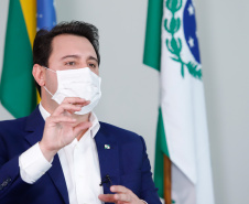 O Paraná iniciou nesta semana a estratégia para a testagem em massa da população para a Covid-19. A informação foi confirmada nesta segunda-feira (18) pelo governador Carlos Massa Ratinho Junior, em entrevista aos telejornais Meio-Dia Paraná e Ric Notícias. A ideia é chegar aos 5 mil testes semanais até o final desta semana e ampliar gradativamente o processamento dos exames.