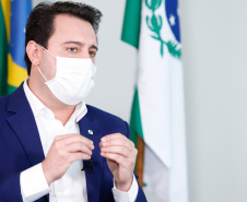 O Paraná iniciou nesta semana a estratégia para a testagem em massa da população para a Covid-19. A informação foi confirmada nesta segunda-feira (18) pelo governador Carlos Massa Ratinho Junior, em entrevista aos telejornais Meio-Dia Paraná e Ric Notícias. A ideia é chegar aos 5 mil testes semanais até o final desta semana e ampliar gradativamente o processamento dos exames.
