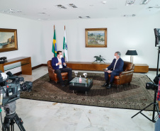O Paraná iniciou nesta semana a estratégia para a testagem em massa da população para a Covid-19. A informação foi confirmada nesta segunda-feira (18) pelo governador Carlos Massa Ratinho Junior, em entrevista aos telejornais Meio-Dia Paraná e Ric Notícias. A ideia é chegar aos 5 mil testes semanais até o final desta semana e ampliar gradativamente o processamento dos exames.
