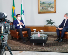 O Paraná iniciou nesta semana a estratégia para a testagem em massa da população para a Covid-19. A informação foi confirmada nesta segunda-feira (18) pelo governador Carlos Massa Ratinho Junior, em entrevista aos telejornais Meio-Dia Paraná e Ric Notícias. A ideia é chegar aos 5 mil testes semanais até o final desta semana e ampliar gradativamente o processamento dos exames.