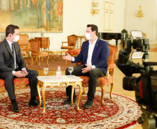 O Paraná iniciou nesta semana a testagem em massa da população como estratégia de combate à Covid-19. A medida foi confirmada pelo governador Carlos Massa Ratinho Junior em entrevista aos telejornais Meio-Dia Paraná, da RPC, e Balanço Geral, da RIC, nesta segunda-feira (18). A ideia é chegar aos 5 mil testes até o fim desta semana e ampliar gradativamente o processamento dos exames.