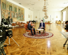 O Paraná iniciou nesta semana a testagem em massa da população como estratégia de combate à Covid-19. A medida foi confirmada pelo governador Carlos Massa Ratinho Junior em entrevista aos telejornais Meio-Dia Paraná, da RPC, e Balanço Geral, da RIC, nesta segunda-feira (18). A ideia é chegar aos 5 mil testes até o fim desta semana e ampliar gradativamente o processamento dos exames.