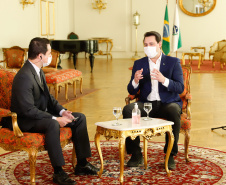 O Paraná iniciou nesta semana a testagem em massa da população como estratégia de combate à Covid-19. A medida foi confirmada pelo governador Carlos Massa Ratinho Junior em entrevista aos telejornais Meio-Dia Paraná, da RPC, e Balanço Geral, da RIC, nesta segunda-feira (18). A ideia é chegar aos 5 mil testes até o fim desta semana e ampliar gradativamente o processamento dos exames.