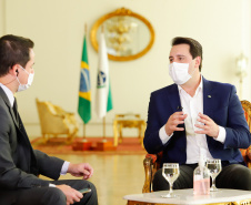 O Paraná iniciou nesta semana a testagem em massa da população como estratégia de combate à Covid-19. A medida foi confirmada pelo governador Carlos Massa Ratinho Junior em entrevista aos telejornais Meio-Dia Paraná, da RPC, e Balanço Geral, da RIC, nesta segunda-feira (18). A ideia é chegar aos 5 mil testes até o fim desta semana e ampliar gradativamente o processamento dos exames.