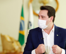 O Paraná iniciou nesta semana a testagem em massa da população como estratégia de combate à Covid-19. A medida foi confirmada pelo governador Carlos Massa Ratinho Junior em entrevista aos telejornais Meio-Dia Paraná, da RPC, e Balanço Geral, da RIC, nesta segunda-feira (18). A ideia é chegar aos 5 mil testes até o fim desta semana e ampliar gradativamente o processamento dos exames.