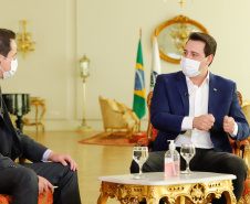 O Paraná iniciou nesta semana a testagem em massa da população como estratégia de combate à Covid-19. A medida foi confirmada pelo governador Carlos Massa Ratinho Junior em entrevista aos telejornais Meio-Dia Paraná, da RPC, e Balanço Geral, da RIC, nesta segunda-feira (18). A ideia é chegar aos 5 mil testes até o fim desta semana e ampliar gradativamente o processamento dos exames.