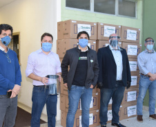 A Secretaria de Estado da Saúde recebeu nesta segunda-feira (18) três mil máscaras-escudo (face shields) para distribuir entre os municípios do Paraná. Os acetatos (material utilizado nas viseiras) foram adquiridos pela pasta e a produção foi uma ação de solidariedade do Grupo Simoldes, de São José dos Pinhais. A Superintendência de Inovação da Casa Civil, do Governo do Estado, ajudou na articulação.

Foto Américo Antonio/SESA