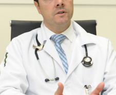 Médico cardiologista e professor do Centro de Epidemiologia e Pesquisa Clínica (EPICENTER) da Pontifícia Universidade Católica do Paraná José Rocha Faria.