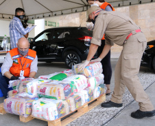 Celepar arrecada cerca de três toneladas de alimentos. Foto: Celepar