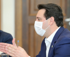 
O governador Carlos Massa Ratinho Junior assinou nesta segunda-feira (25) uma Proposta de Emenda à Constituição (PEC) para garantir paridade e integralidade aos servidores das forças de segurança pública que ingressaram na carreira após 2003. A contrapartida é a permanência por cinco anos a mais na ativa sem o recebimento do abono de permanência. A iniciativa engloba policiais civis, policiais penais e as carreiras da Polícia Científica.Foto: Geraldo Bubniak/AEN