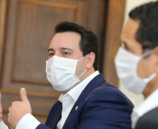 O governador Carlos Massa Ratinho Junior assinou nesta segunda-feira (25) uma Proposta de Emenda à Constituição (PEC) para garantir paridade e integralidade aos servidores das forças de segurança pública que ingressaram na carreira após 2003. A contrapartida é a permanência por cinco anos a mais na ativa sem o recebimento do abono de permanência. A iniciativa engloba policiais civis, policiais penais e as carreiras da Polícia Científica. - Foto: Geraldo Bubniak/AEN