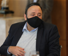 O governador Carlos Massa Ratinho Junior assinou nesta segunda-feira (25) uma Proposta de Emenda à Constituição (PEC) para garantir paridade e integralidade aos servidores das forças de segurança pública que ingressaram na carreira após 2003. A contrapartida é a permanência por cinco anos a mais na ativa sem o recebimento do abono de permanência. A iniciativa engloba policiais civis, policiais penais e as carreiras da Polícia Científica.- Foto: Geraldo Bubniak/AEN