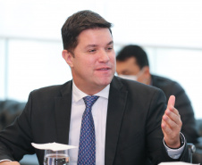 O governador Carlos Massa Ratinho Junior assinou nesta segunda-feira (25) uma Proposta de Emenda à Constituição (PEC) para garantir paridade e integralidade aos servidores das forças de segurança pública que ingressaram na carreira após 2003. A contrapartida é a permanência por cinco anos a mais na ativa sem o recebimento do abono de permanência. A iniciativa engloba policiais civis, policiais penais e as carreiras da Polícia Científica.