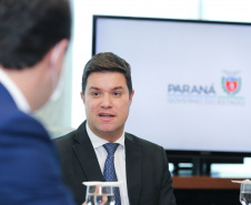 O governador Carlos Massa Ratinho Junior assinou nesta segunda-feira (25) uma Proposta de Emenda à Constituição (PEC) para garantir paridade e integralidade aos servidores das forças de segurança pública que ingressaram na carreira após 2003. A contrapartida é a permanência por cinco anos a mais na ativa sem o recebimento do abono de permanência. A iniciativa engloba policiais civis, policiais penais e as carreiras da Polícia Científica. Foto: Geraldo Bubniak/AEN